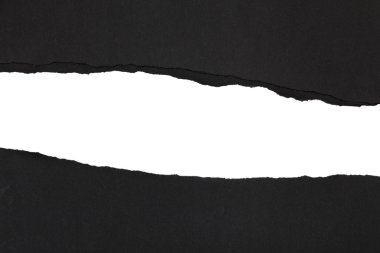 Beyaz arka plan üzerinde metin alanı olan siyah yırtık kağıt