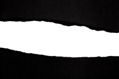 Beyaz arka plan üzerinde metin alanı olan siyah yırtık kağıt