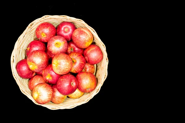 Fresh harvest of apples in basket — Stock Photo, Image