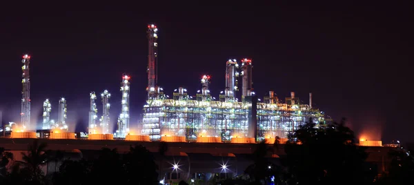 Vista panorâmica da fábrica de refinaria de petróleo à noite — Fotografia de Stock