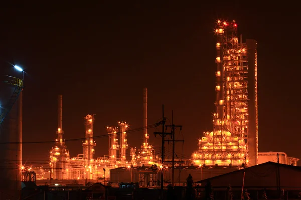 Torre de destilação de refinaria de petróleo à noite — Fotografia de Stock