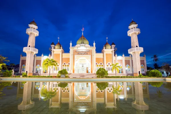 Moschee mit Reflexion — Stockfoto