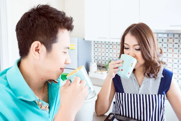 Pareja con desayuno — Foto de Stock