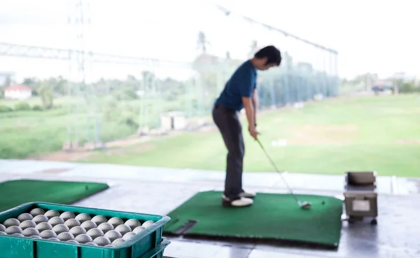 Golfista cvičí své jednotky — Stock fotografie