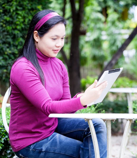 Mujer usando tableta —  Fotos de Stock