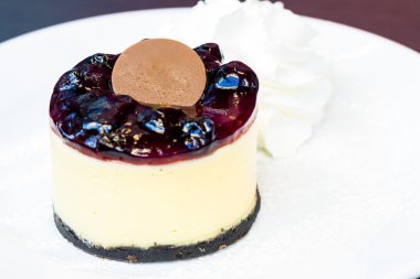 Yaban mersinli cheesecake