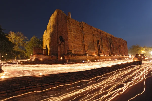 Sentiero a lume di candela del Buddismo Cerimonia al tempio rovina al crepuscolo o — Foto Stock