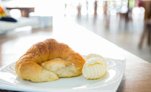 Croissant with butter — 图库照片