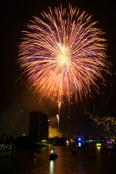 Gele en violet vuurwerk over jaren rivier bangkok op fath — Stockfoto