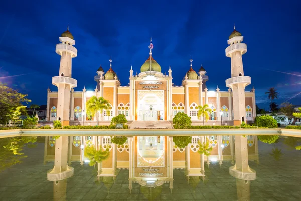 Central Pattani mosque with reflection — Stock Photo, Image