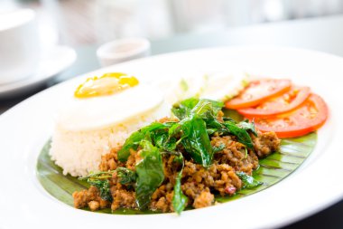 Kızarmış domuz fesleğen pirinç