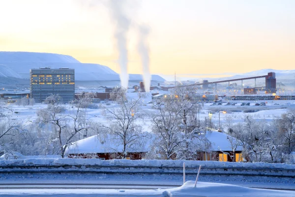 Raffinaderij fabriek plant in de winter — Stockfoto