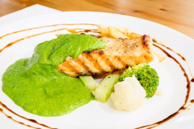 ızgara somon pesto