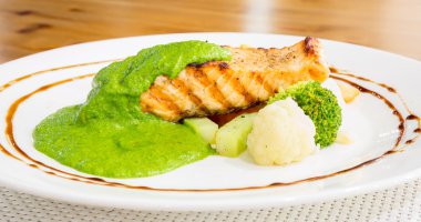 Pesto soslu somon bifteği