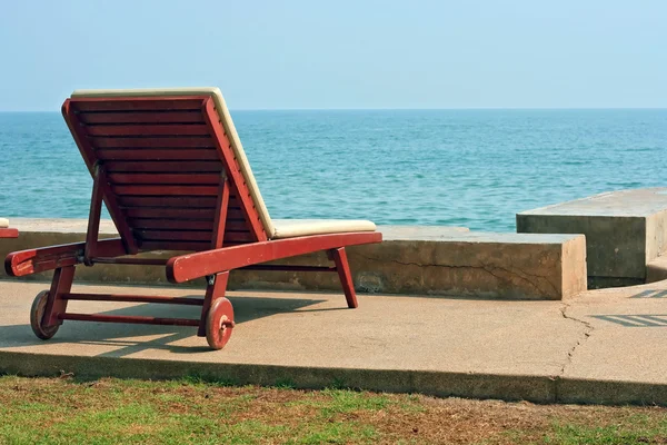 Samotny krzesło na plaży hua-hin — Zdjęcie stockowe