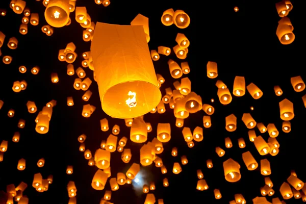 Lanterna do céu voando tailandês — Fotografia de Stock