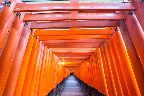 京都の伏見稲荷大社の鳥居門 — ストック写真