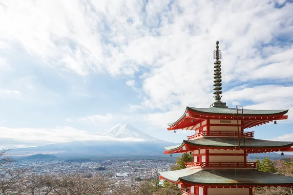 Vörös pagoda a hegyi fuji táj — Stock Fotó