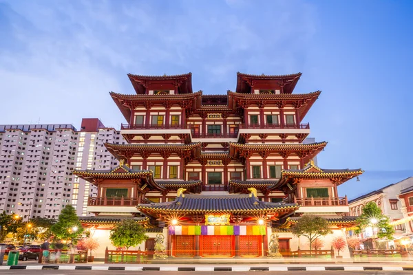 Singapur buddha tooth relic Tapınağı alacakaranlıkta — Stok fotoğraf