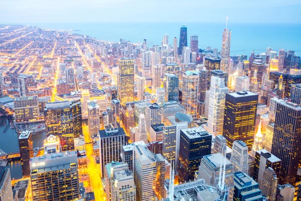 Chicago city downtown i skymningen. — Stockfoto