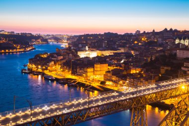 Porto cityscape alacakaranlıkta