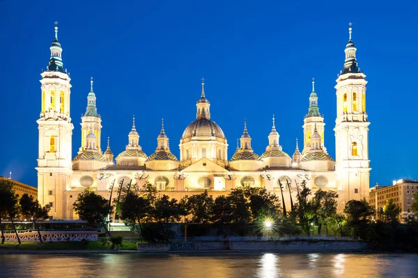 Catedral de la Basílica de Zaragoza al anochecer — Foto de Stock