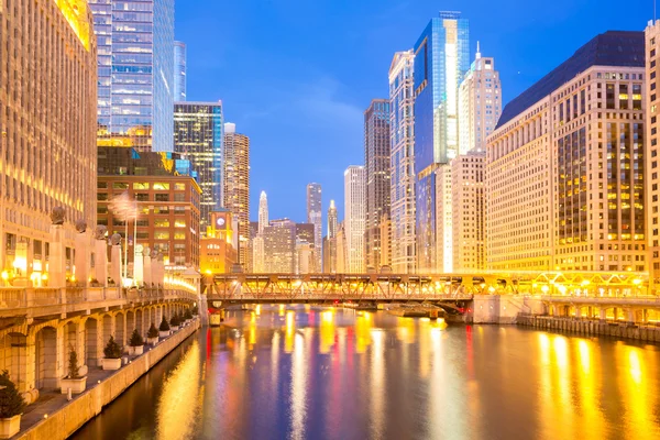 Chicago centro y atardecer del río —  Fotos de Stock