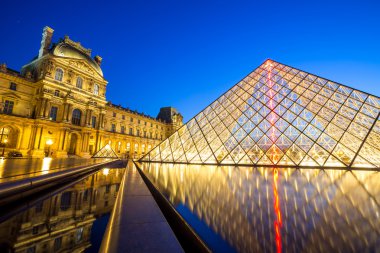 Paris 'teki Louvre Müzesi