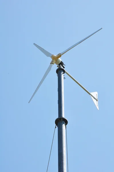 风电机组发电在蓝蓝的天空上 — 图库照片