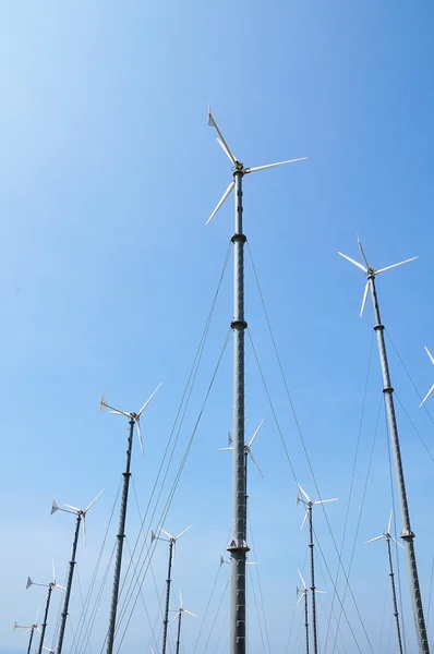 Ветряная турбина, генерирующая электричество на голубом небе — стоковое фото
