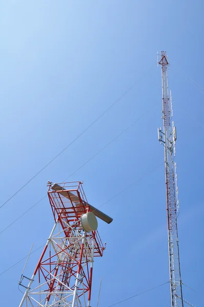 Transmission towers on blue sky — Stock Photo, Image