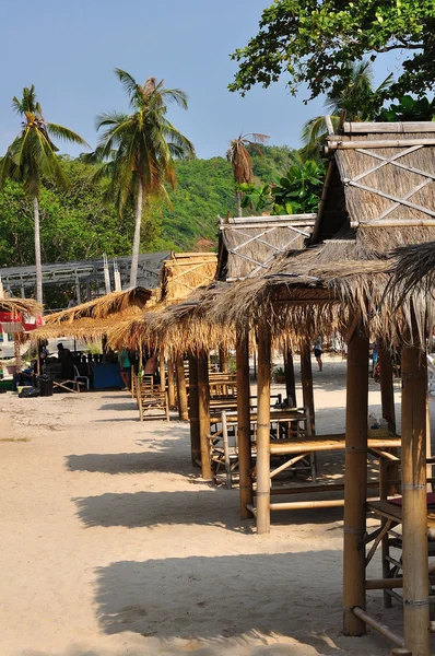 Cabane en bambou sur la plage tropicale — Photo