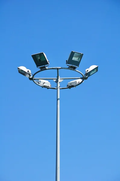 Luz de calle en el cielo azul — Foto de Stock
