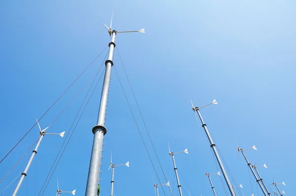 Turbina eólica que genera electricidad en el cielo azul — Foto de Stock