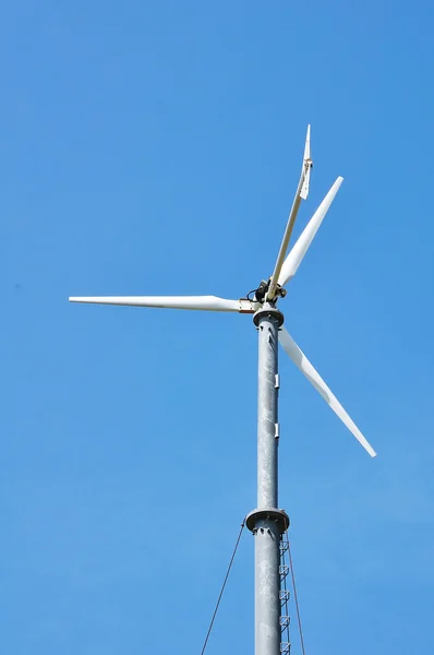 风电机组发电在蓝蓝的天空上 — 图库照片