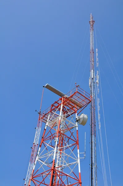 Transmission towers on blue sky — Stock Photo, Image