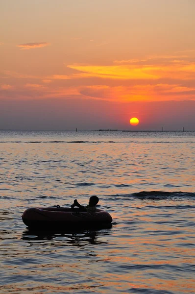 Barco ao pôr-do-sol — Fotografia de Stock
