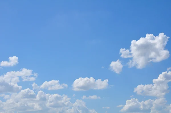 Nuage blanc sur ciel bleu — Photo
