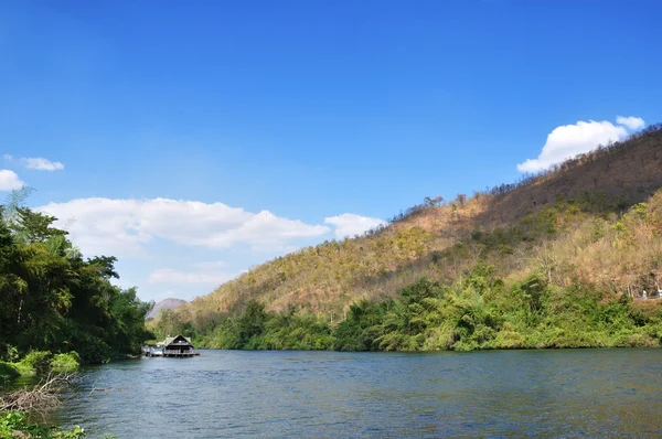 Hut weergave rivier thailand — Stockfoto