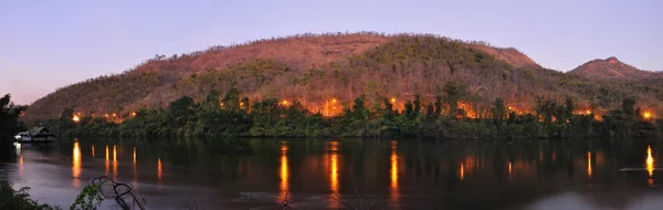 Rio na floresta com o céu, Nome local dizer rio kwai, Kanc — Fotografia de Stock