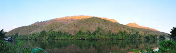 Rivière dans la forêt avec le ciel, Nom local dire rivière kwai, Kanc — Photo