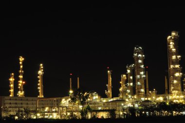 Geceleri Petrokimya fabrikası