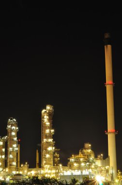 Geceleri Petrokimya fabrikası