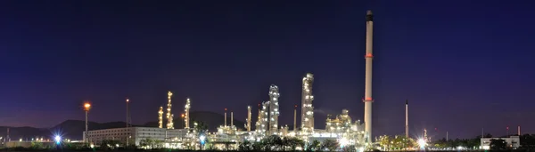 Panorama petrochemische plant bij nacht — Stockfoto