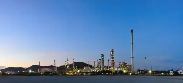 Панорамный нефтехимический завод в сумерках — стоковое фото