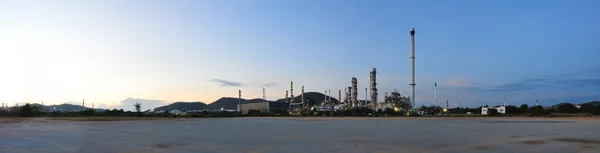 Panorama planta petroquímica no crepúsculo — Fotografia de Stock