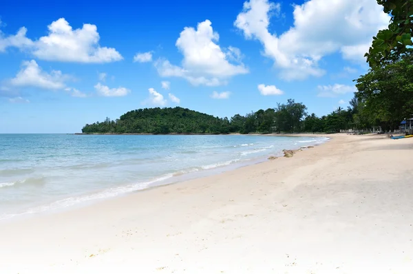 Tropikalna piaszczysta plaża w letni słoneczny dzień — Zdjęcie stockowe