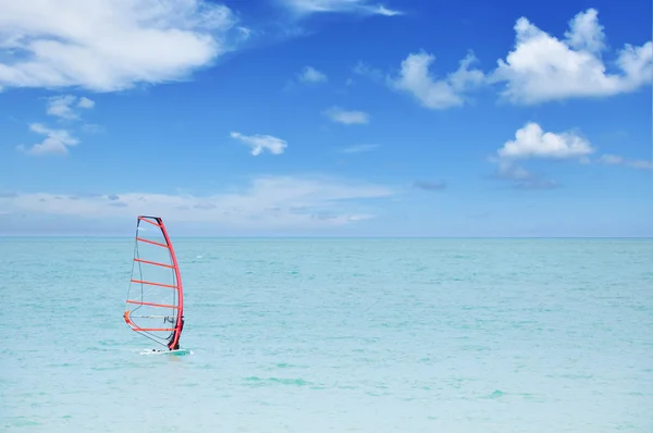 Nepoznatelná osoba praktikující windsurfing — Stock fotografie