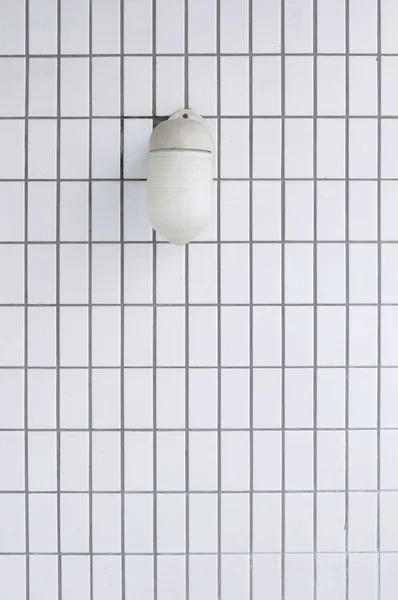 Lamp op witte muur — Stockfoto