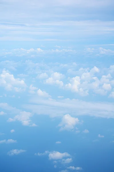 Nuages blancs avec ciel bleu — Photo